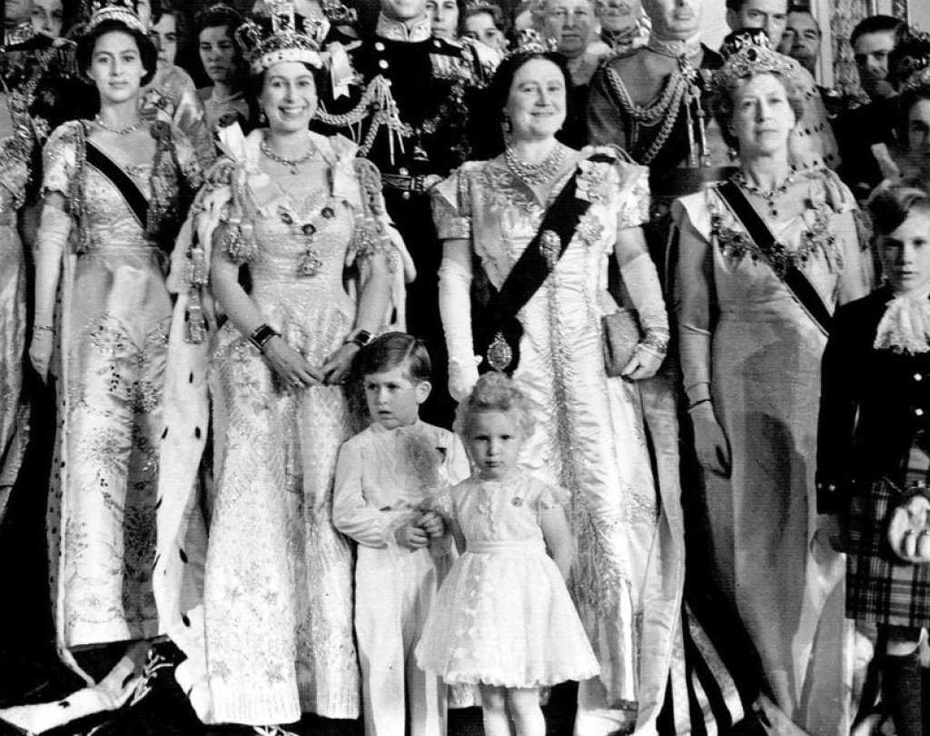 Елизабет става кралица на Великобритания.