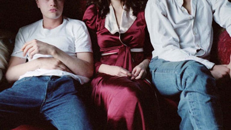 Мечтатели 
През 2003 година Ева Грийн се появява в "Мечтатели", където за първи път привлича погледите върху себе си. Там тя влиза в ролята на Изабел, която заедно с брат си Тео, кани американски студент на име Матю с дома си. Там тримата живеят по свои собствени правила и експериментират с емоциите и сексуалността си, увлечени в поредица от все по-предизвикателни умствени игри.