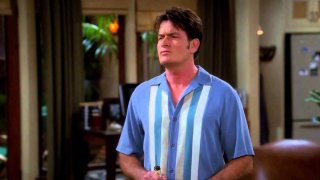 "Двама мъже и половина" (Two and a half men)
Няма как да не започнем с може би най-известния пример. Чарли Шийн няколко години беше звездата в ситкома, преди проблемите му с наркотиците и публичният му разрив със създателя на шоуто Чък Лори да доведат до тежък сценарен трус.
Шийн осем сезона игра Чарли Харпър - женкар и композитор на музика за реклами, който въпреки нежеланието си приема в дома си брат си Алън и неговия син Джейк. После дойде скандалът и "чичо Чарли" изведнъж изчезна.