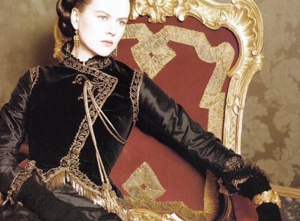 Знае как да прави жертви

За филма „The Portrait of a Lady” си слага корсет, който прави талията й 48 сантиметра. И това не е  единствения път, в който се подлага подобни мерки, за да влезе в роля. През 2001 г., докато снима „Мулен Руж“ си чупи ребр