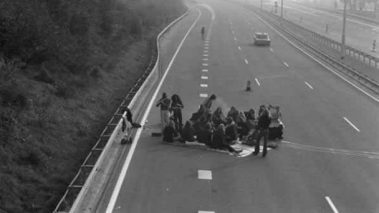 Хора си правят пикник на опразнена заради петролната криза магистрала, 1973-та
