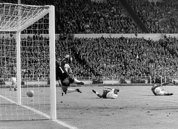 1966 г., Финал на световно първенство.
Джеф Хърст бележи най-популярния гол в историята на съперничеството - който е оспорван и до днес от германците, за да донесе победата на Англия с 4:2 с продължения.