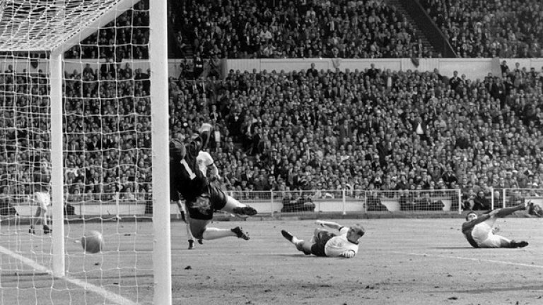 1966 г., Финал на световно първенство.
Джеф Хърст бележи най-популярния гол в историята на съперничеството - който е оспорван и до днес от германците, за да донесе победата на Англия с 4:2 с продължения.