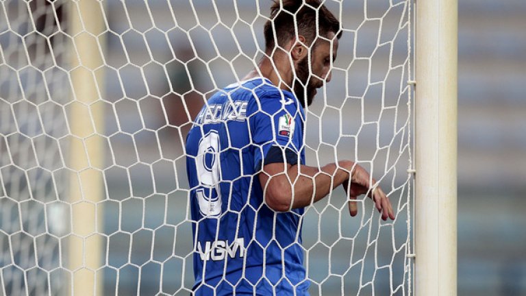 5. Емполи
Въпреки смяната на треньора, Емполи успя да задържи някои основни играич. Маурисио Сари взе Мирко Валдифиори и Елсейд Хисай със себе си в Наполи, но Макс Тонели и Рикардо Сапонара останаха. Новият наставник Марко Джампаоло ще има трудности да подобри с много 15-ото място от миналата кампания, но едва ли Емполи ще е основен участник в битката за оставане.
Прогноза: 14-15 място