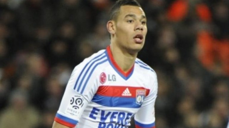 Ляв бек: Тимъти Колоджейчак, Тигрес
Французинът направи дебюта си в професионалния футбол с екипа на Лион като отдаден под наем от Ланс. Впоследствие „хлапетата“ го и купиха, но Колоджейчак не успя да се наложи, изигра само 14 мача за отбора и премина като свободен агент в Ница пет години по-късно. При „орлите“ кариерата му се възроди, последва трансфер в Севиля, където спечели два пъти Лига Европа, а след това и в Борусия Мьонхенгладбах. След само половин година в германския тим обаче 25-годишният бранител бе трансфериран в мексиканския Тигрес.