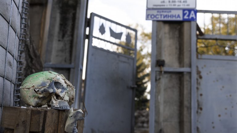 "Ужасът на окупацията скоро няма да напусне града", казва един от подложените на тормоз