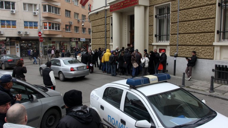 Група клиенти на КТБ обсадиха централата на затворената банка, тъй като се оказа, че данните им са били сгрешени при подаването им към обслужващите банки. Така хората не успяха да получат обещания достъп до парите си.