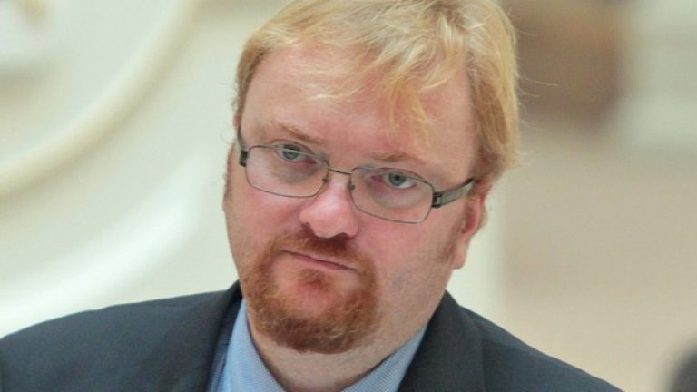 Политикът от Санкт Петербург  Витали Милонов смята, че на шефът на Apple Тим Кук рябва да му бъде забранено да влиза в страната. "Очевидно е, че той има намерението да разпространява своите възгледи относно семейството, не само да представя нови технологии", смята Милонов