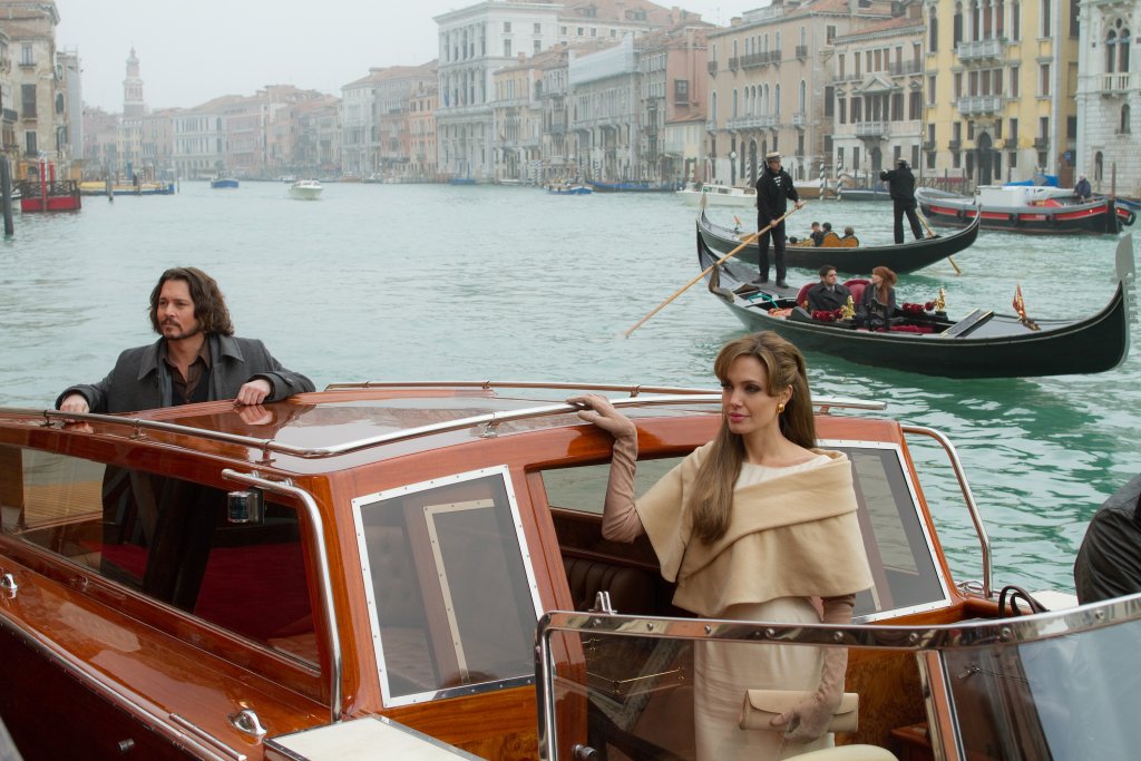 \"Туристът\" (The Tourist, 2010)
Филм, определян като пътешественически роман с елементи на трилър. На практика пленителна история, в която персонажите на Джони Деп и Анджелина Джоли пътуват из Венеция и преживяват своята любовна (и не само) и истори