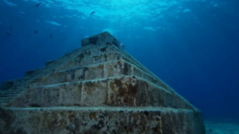 Пирамидата Йонагуни в Япония – през 1980-а двойка водолази откриват каменна подводна структура.  По всичко личи, че тя е направена от човешка ръка, тъй като има издълбани стъпала по нея. Някои вярват, че пирамидата е останала от древен потопен град и изчезнала цивилизация.

В момента Йонагуни е огромна туристическа атракция и хора от целия свят идват тук да се гмуркат, само за да видят този феномен. Вероятното обяснение е, че пирамидата е част от потънало японско селище, който е изчезнало заради силната сеизмична активност в района.