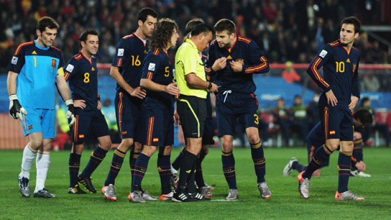Световните и европейски шампиони от Испания отнесоха куп критики за изявите си срещу Коста Рика