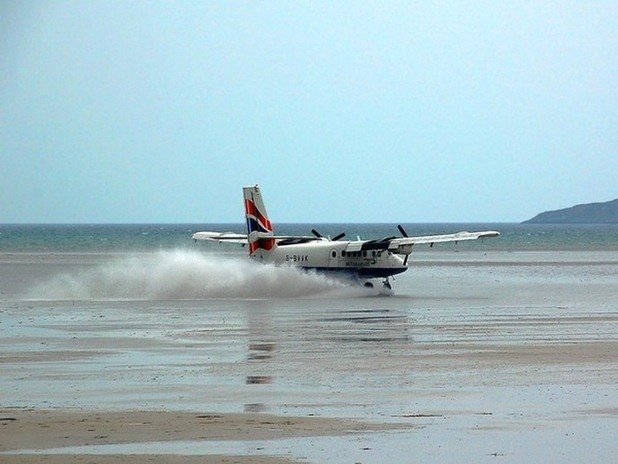 18. Летище Бара, Шотландия

Това е единственото летище, чиято писта се намира директно на плажа.