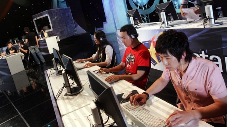 3. Играенето на видеоигри след полунощ в Южна Корея

Т.нар. "закон за изключване на компютрите" влиза в сила в азиатската страна през май 2011 г. Той пречи на всяко дете под 16 години да играе компютърни игри онлайн след полунощ. Не звучи като нещо толкова страшно, но в това отношение южнокорейците имат сериозни "традиции", ако можем така да ги наречем. От страната идват някои от най-добрите геймъри, печелещи турнири (и пари) из целия свят. Забраната е в сила от 00:00 до 06:00 ч. всяка сутрин. В същото време тя не засяга конзолите и игрите на мобилни устройства.