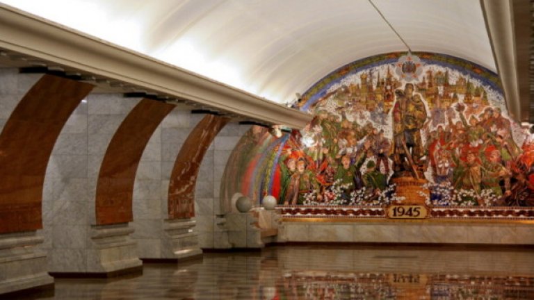 За разлика от другите станции, "Паркът на победата" е относително млада - открита е през май 2003 година, а огромната мозайка е по случай края на Втората световна война.
