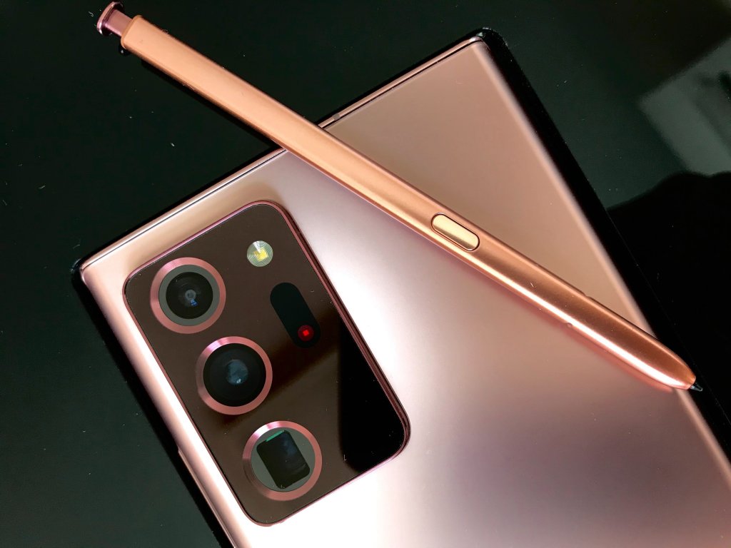Камера, която надскача обичайните очаквания
Основният сензор на Galaxy Note 20 Ultra е 108 мегапиксела. До него откриваме два 12-мегапикселови сензора - широкоъгълен обектив и телеобектив. В гнездото е разположена и система за автоматичен фокус благодарение на лазер. Функцията Space Zoom вече е способна на 50-кратно увеличение, а тук откриваме и вече познатият режим за снимки при всякакво осветление Night Hyperlapse.