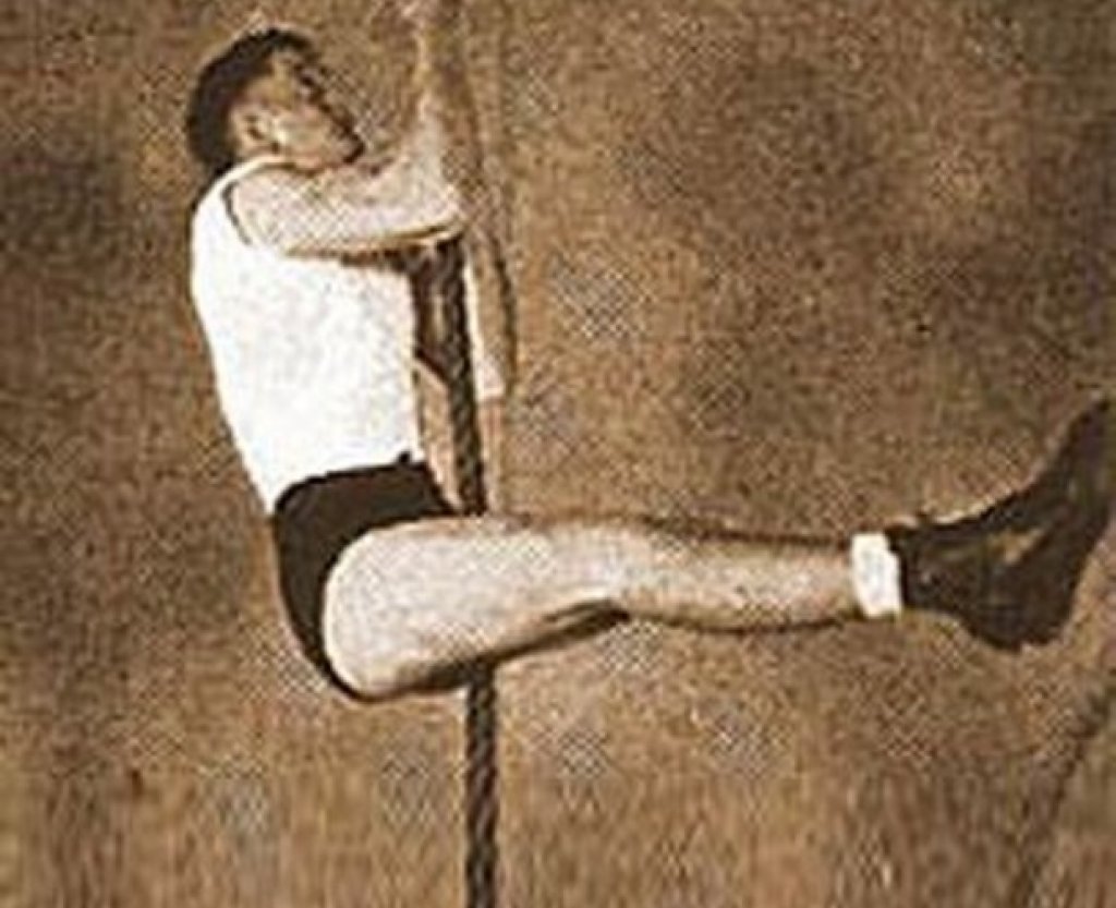 Джордж Айзър. Досегашните описани случаи се отнасят за заболявания или аномалии. В историята обаче има спортисти, които се състезават наравно със съперниците си въпреки тежките си увреждания. Например Оскар Писториус, който най-напред възхити света, а след това влезе в криминалните хроники. А американецът Джордж Айзър печели шест медала от летните игри през 1904 г., въпреки че участва с дървен крак. Той прави особено впечатление в гимнастиката. И до днес остава най-титулуваният спортист с увреждания в олимпийската история.