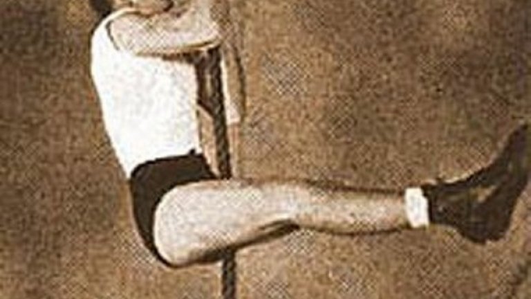 Джордж Айзър. Досегашните описани случаи се отнасят за заболявания или аномалии. В историята обаче има спортисти, които се състезават наравно със съперниците си въпреки тежките си увреждания. Например Оскар Писториус, който най-напред възхити света, а след това влезе в криминалните хроники. А американецът Джордж Айзър печели шест медала от летните игри през 1904 г., въпреки че участва с дървен крак. Той прави особено впечатление в гимнастиката. И до днес остава най-титулуваният спортист с увреждания в олимпийската история.