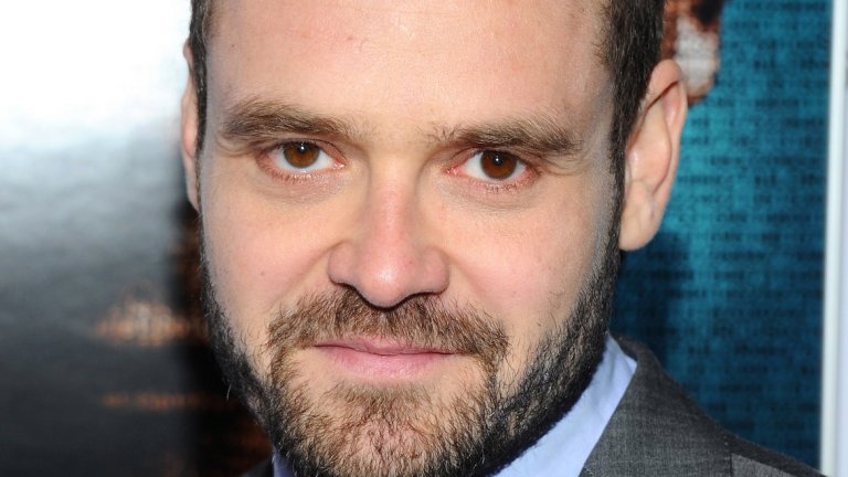 Дейвид Денчик също е ново попълнение във вселената на Бонд. Играе Борис Гудман в сериала McMafia, преди това е участват в шпионския трилър Tinker, Tailor, Soldier, Spy, както и двете версии - шведската и английската - на The Girl With The Dragon Tattoo.