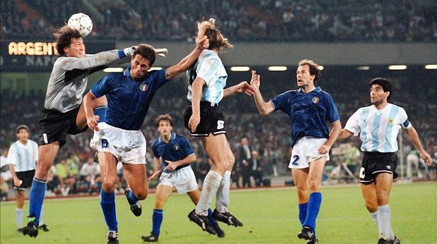 Италия 1990 г. Ето това е екип, който не е асоцииран със световна титла. "Скуадра адзура" изглеждаше уникално в наситеното синьо с лек матов блясък през 1990-а, но загуби полуфинала от Аржентина и потъна в сълзи.
