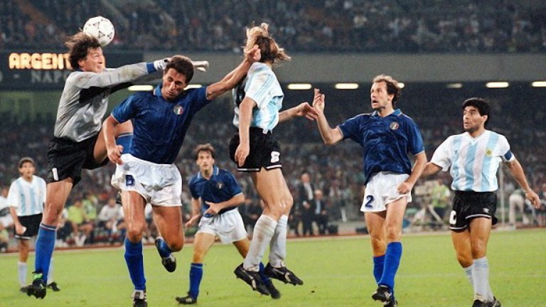 Италия 1990 г. Ето това е екип, който не е асоцииран със световна титла. "Скуадра адзура" изглеждаше уникално в наситеното синьо с лек матов блясък през 1990-а, но загуби полуфинала от Аржентина и потъна в сълзи.