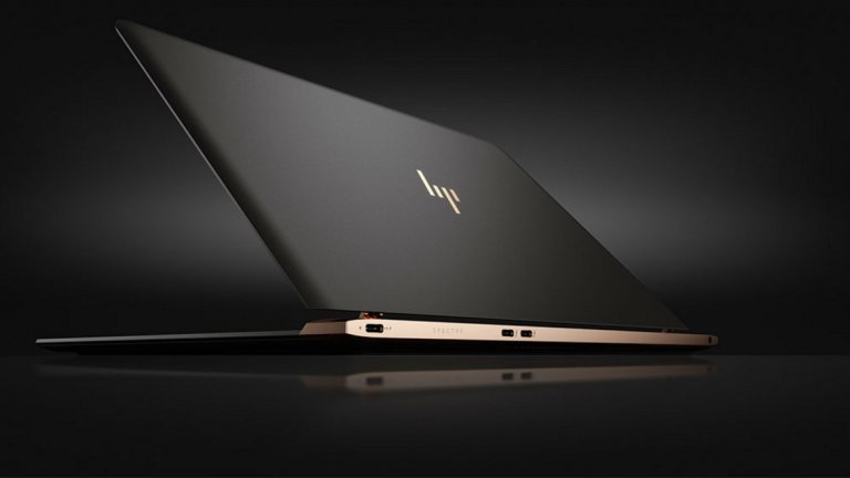 7. HP Spectre
Един поглед към HP Spectre ще ви накара да си помислите, че мястото му е в луксозно имение. Това, което ще се изненадате да откриете, е че той не само осигурява луксозен външен вид, но и всъщност е по-мощен от най-новия MacBook, при това на по-ниска цена. От красивите златни панти до опционалната Intel Core i7 конфигурация и триото USB-C портове, не само ще изглеждате като притежатели на един от най-функционалните (и пригодени за бъдещето) лаптопи на пазара, но и няма да имате никакви оплаквания от производителността му. Минусът му е, че екранът му е с резолюция от само 1080p, но тази критика бледнее пред превъзходния индустриален дизайн.