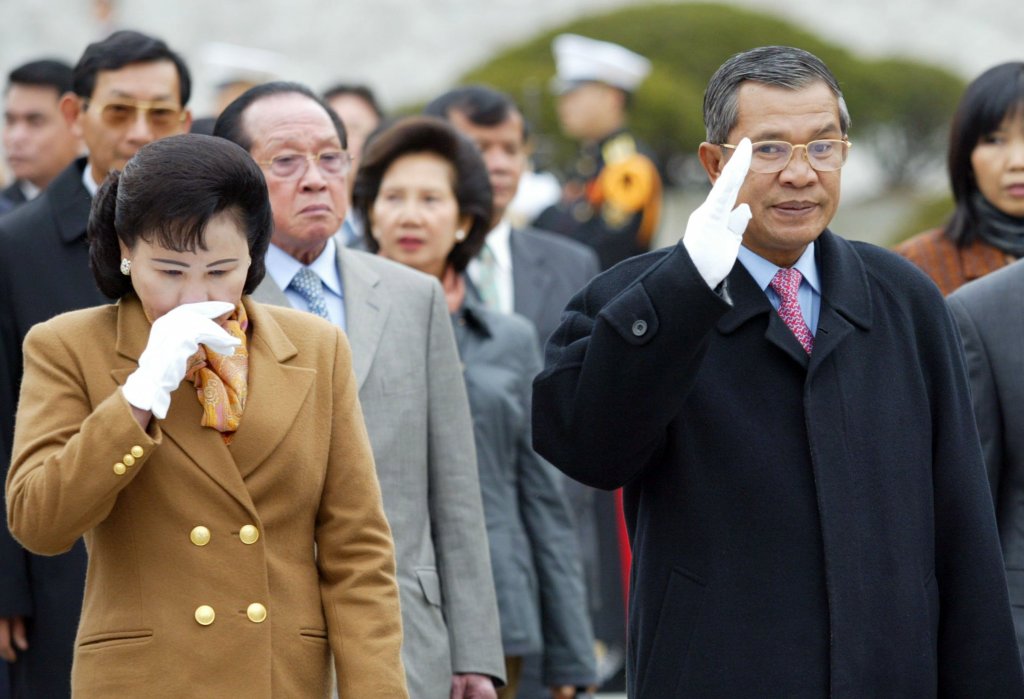 Хун Сен (Камбоджа)
На власт от 31 декември 1984 г.
Историята на Хун Сен е интересна и свързана с доста перипетии. Като младеж се присъединява към червените кхмери на Пол Пот, но впоследствие бяга в съседен Виетнам, само за да се завърне отново с тяхна подкрепа. Именно с помощта на Ханой той става премиер на Камбоджа и повежда гражданската война срещу кхмерите.
Според Freedom House през последните няколко години страната все повече се доближава до определението за авторитарен режим след репресии срещу опозиционните партии и забрани за употребата на социални мрежи.