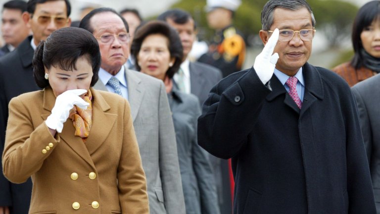 Хун Сен (Камбоджа)
На власт от 31 декември 1984 г.
Историята на Хун Сен е интересна и свързана с доста перипетии. Като младеж се присъединява към червените кхмери на Пол Пот, но впоследствие бяга в съседен Виетнам, само за да се завърне отново с тяхна подкрепа. Именно с помощта на Ханой той става премиер на Камбоджа и повежда гражданската война срещу кхмерите.
Според Freedom House през последните няколко години страната все повече се доближава до определението за авторитарен режим след репресии срещу опозиционните партии и забрани за употребата на социални мрежи.