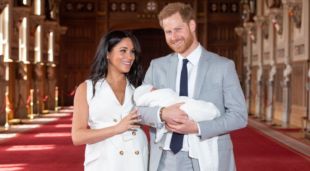 С принц Хари са далечни братовчеди
Странно, но Меган Маркъл и принц Хари са много далечни роднини. По-точно 15-ти братовчеди. Роднинската им връзка излезе наяве, когато двойката реши да си направи общо семейно дърво.