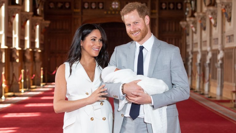 С принц Хари са далечни братовчеди
Странно, но Меган Маркъл и принц Хари са много далечни роднини. По-точно 15-ти братовчеди. Роднинската им връзка излезе наяве, когато двойката реши да си направи общо семейно дърво.