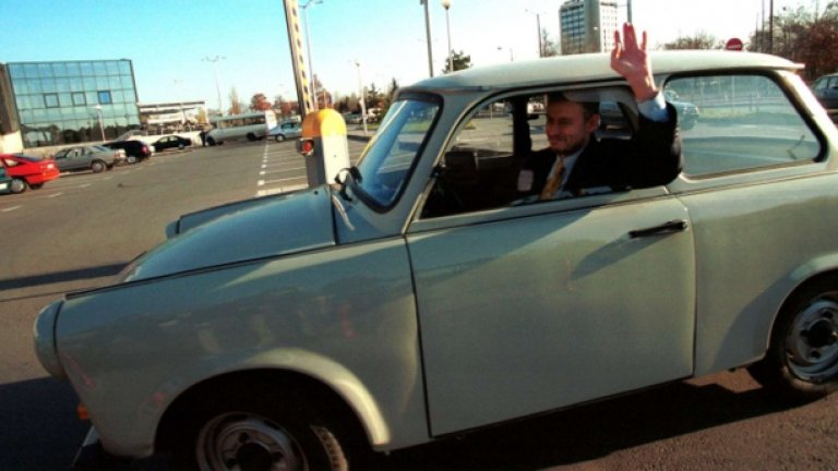 Разпадът се случи още преди движението да остърже дъното с коалиционните си приумици (първо - на избори с Илияна Раева, след това - "изненада" от "политическата култура" на Николай Бареков).
Затова вече няма значение кой последен ще затвори вратата на партийната централа.
Мисията е изпълнена.