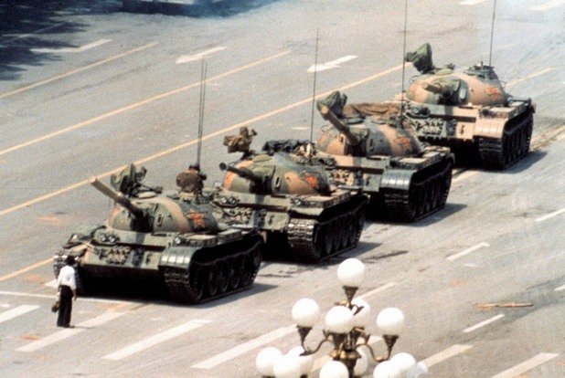От април до юни 1989-та студентите в Пекин протестират на площад "Тянанмън", настоявайки за повече демокрация в Китай. Всичко започва с гладна стачка, призоваваща към политическа и икономическа реформа в многолюдната страна. Подкрепата към акцията бързо се разраства, но уплашеното комунистическо правителство реагира със сила – пуска танковете срещу хората.
 Протестът е смазан с кръв, стотици са убити, а хиляди са ранени. Снимката е заснета от Джеф Виденер и показва мъж, който се опълчва сам срещу колоната от танкове