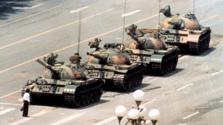От април до юни 1989-та студентите в Пекин протестират на площад "Тянанмън", настоявайки за повече демокрация в Китай. Всичко започва с гладна стачка, призоваваща към политическа и икономическа реформа в многолюдната страна. Подкрепата към акцията бързо се разраства, но уплашеното комунистическо правителство реагира със сила – пуска танковете срещу хората.
 Протестът е смазан с кръв, стотици са убити, а хиляди са ранени. Снимката е заснета от Джеф Виденер и показва мъж, който се опълчва сам срещу колоната от танкове
