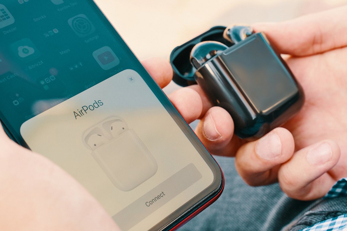  Apple AirPods (2016) 
След като направи mp3 плейърите достъпни за всички и изобрети смартфона, Apple със своите AirPods запозна хората и с Bluetooth слушалките. Технологията веднага стана мейнстрийм. В един момент мислите колко глупаво изглеждат слушалките без кабел, а в следващия вадите 200 евро за собствен комплект.