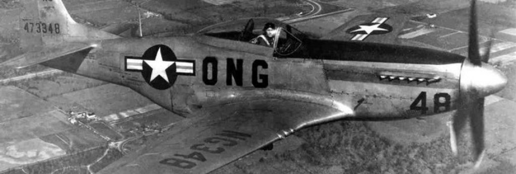 4. Загинал заради НЛО 

На 7 януари 1948 г. в северната част на щата Кентъки се наблюдава НЛО. Четири изтребителя P-51D Mustang са изпратени да проучат блестящия белезникав обект. Един от тях се пилотира от капитан Томас Мантел, ветеран от Втората световна война и опитен пилот.

Изтребителите започват да преследват обекта, но се издигат на голяма височина, а пилотите им летят без кислородни маски. От земята дават заповед да спиране на преследването, но капитан Мантел продължава да се издига. 

Предполага се, че на височина от около 7600 м той губи съзнание и изтребителят му се отправя към земята, където се разбива, убивайки пилота.

Няма кристално ясна теория за това какво са преследвали американските изтребители. Няколко часа по-рано на същия ден от Охайо са пуснати голям брой метеорологични балони, като се смята, че те са виновни за съобщенията за НЛО. 