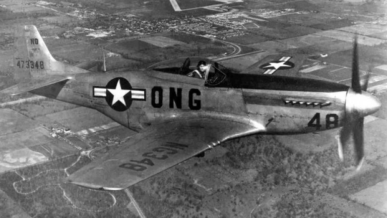 4. Загинал заради НЛО 
На 7 януари 1948 г. в северната част на щата Кентъки се наблюдава НЛО. Четири изтребителя P-51D Mustang са изпратени да проучат блестящия белезникав обект. Един от тях се пилотира от капитан Томас Мантел, ветеран от Втората световна война и опитен пилот.
Изтребителите започват да преследват обекта, но се издигат на голяма височина, а пилотите им летят без кислородни маски. От земята дават заповед да спиране на преследването, но капитан Мантел продължава да се издига. 
Предполага се, че на височина от около 7600 м той губи съзнание и изтребителят му се отправя към земята, където се разбива, убивайки пилота.
Няма кристално ясна теория за това какво са преследвали американските изтребители. Няколко часа по-рано на същия ден от Охайо са пуснати голям брой метеорологични балони, като се смята, че те са виновни за съобщенията за НЛО.