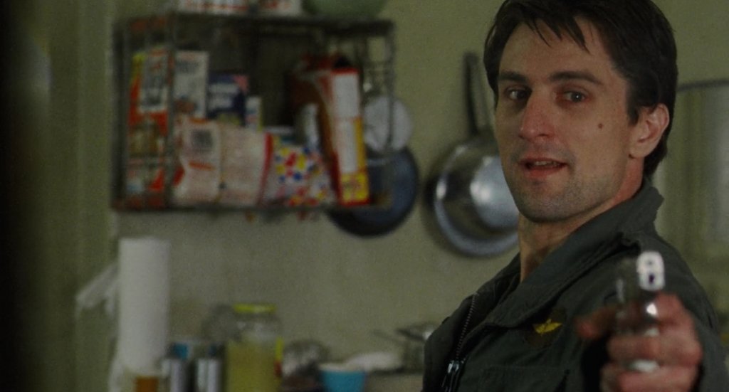 Моментът с огледалото от „Шофьор на такси“ със сигурност е един от най-култовите в киното. Със сигурност всеки, който се подготвя за важно събитие с реч пред огледалото, се сеща за него.