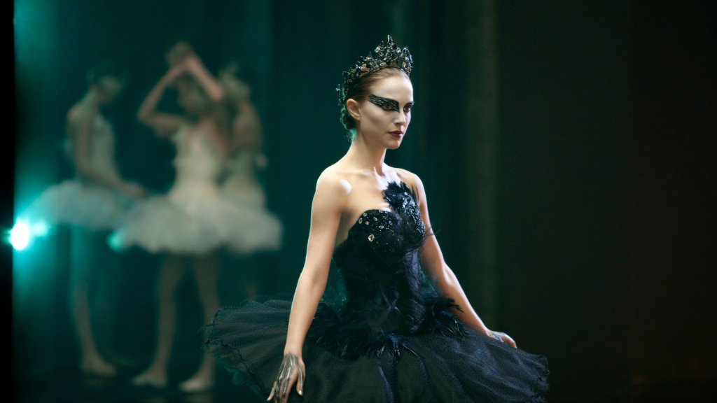 \"Black Swan\" (2009)
Връщаме се девет години назад към най-доброто заглавие в биографията на Натали Портман. Филмът на Дарън Ароновски е безупречен по всички параграфи, а бижуто в него е актрисата в главната роля. За ролята си на балерината Нина, ко