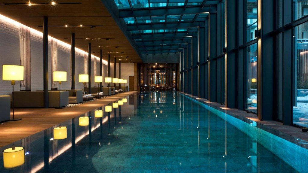 Chedi Andermatt 
По дизайн на \"разглезеното дете на хотелската индустрия\" Жан-Мишел Гати, мястото предоставя 201 камини, японска кула, а също и ски инструктори, тъй като се намира в швейцарския алийски град Андермат.
