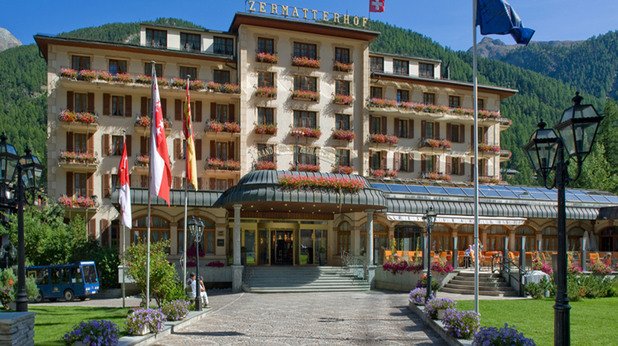 7. Grand Hotel Zermatterhof, Швейцария

Хотелът разполага с просторни, уютни стаи с стенописи и борова ламперия. Ресторант Lusi сервира средиземноморска храна на открито и на свещи. Спа центърът разполага с впечатляващо дълъг списък от процедури и терапии.