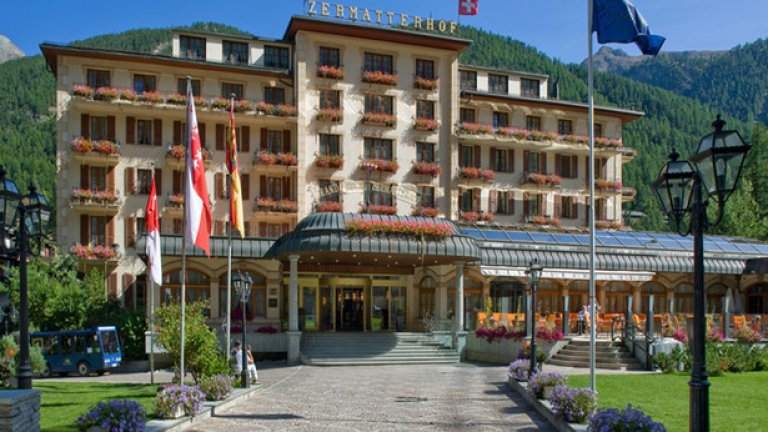 7. Grand Hotel Zermatterhof, Швейцария

Хотелът разполага с просторни, уютни стаи с стенописи и борова ламперия. Ресторант Lusi сервира средиземноморска храна на открито и на свещи. Спа центърът разполага с впечатляващо дълъг списък от процедури и терапии.