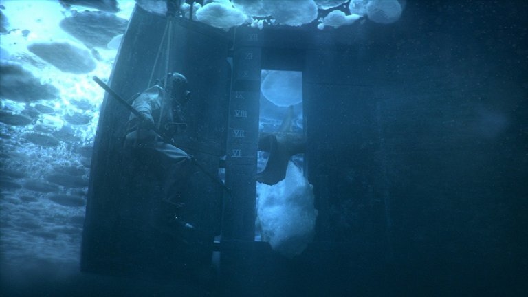 Водолаз от "Еребус" се опитва да отстрани леден къс от витлото, заради което корабът се принуждава да спре по средата на мисията