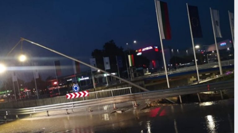 Кръговото при нов булевард във Варна аварира след дъжда