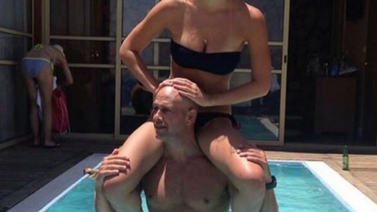 Бар Рефаели и Ади Езра планират да се оженят в курортен комплекс в гората Кармел. Двамата обявиха годежа си през март, близо една година след запознанството си.