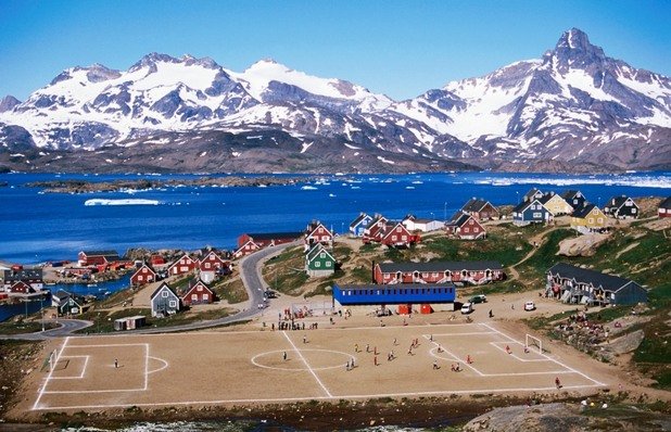 Тук рита и Дядо Коледа... Това е стадиончето в Тасииля, Гренландия. Гледката е уникална!