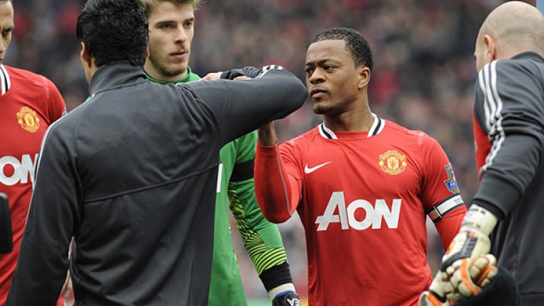 През 2011-а Суарес бе признат за виновен след расисткия скандал с Патрис Евра, а когато двата отбора се срещнаха отново по-късно през сезона, уругваецът отказа да подаде ръка на французина преди мача