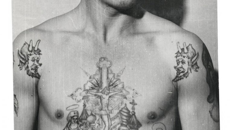 Демоните на раменете на този затворник символизират ненавист към авторитетите и затворническата йерархия. Този тип татуси са известни като "хилене", което означава, че притежателят им "показва зъби"