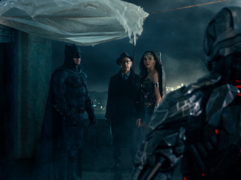 Батман (Афлек) заедно с комисар Гордън (Джей Кей Симънс) и Жената чудо (Гал Гадот) в "Лигата на справедливостта".