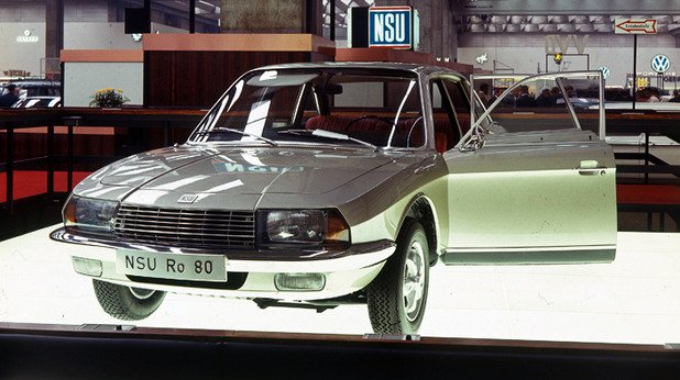 NSU Ro 80 (1967-1976)
Високотехнологичен седан, произвеждан в Западна Германия от NSU, задвижван от двуроторен Ванкелов двигател с обем 995 кубически сантиметра и мощност 113 конски сили. Моторът задвижва предните колела посредством полуавтоматична трансмисия. Ro 80 се предлага с четири дискови спирачки, решение, запазено по това време за състезателните коли и луксозните лимузини. Въпреки, че печели наградата „Кола на годината за 1968” Ro 80 остава в историята като ненадежден и твърде лаком за гориво автомобил.