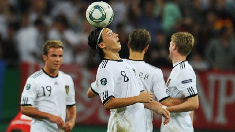 Авторът на два гола за Германия Месут Йозил се кефи с топката след мача