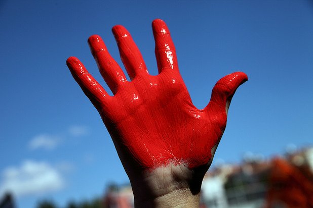 23 септември 2013 година. Боядисана в червено ръка на гръцки студент по време на протест пред Министерството на образованито в Атина.
Снимка: DPA/ Robert Geiss/ Робърт Гайс